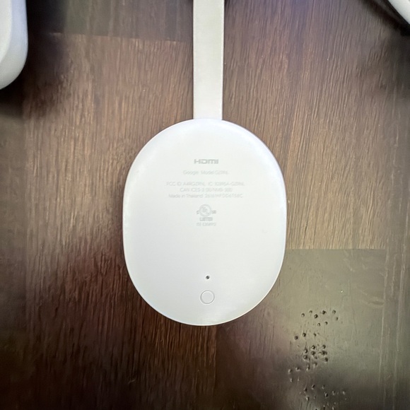 Chromecast with Google TV (4K) (4th Generation - Picture 2 of 2